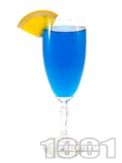 Коктейл Blue Fizz със шампанско и синьо кюрасо - снимка на рецептата